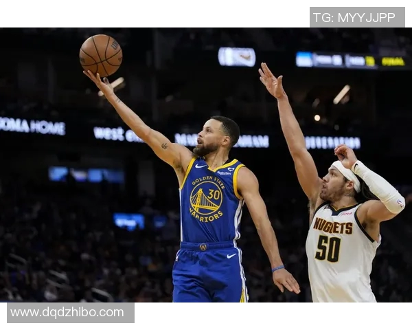 库里第二节神勇表现连中五记三分球展现超强实力引爆全场气氛